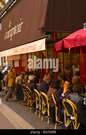 Mittagessen auf der Terrasse des Bistro Le Comptoir im Bezirk von Saint Germain des Prés im Zentrum von Paris die Hauptstadt von Frankreich EU Stockfoto