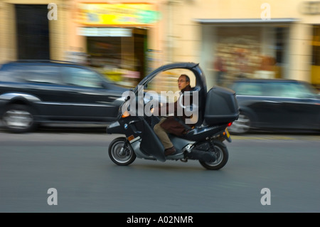 Ein Mann auf einem Roller in Saint Germain des Prés Viertel von Paris die Hauptstadt von Frankreich EU Stockfoto