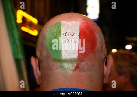 Italienische Fans feiern in Bar Italia nach dem Gewinn des WM-Finales 2006 gegen Frankreich, London Stockfoto