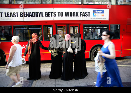 Vier muslimische Frauen tragen Hijab-Shopping in der Oxford Street, London Stockfoto