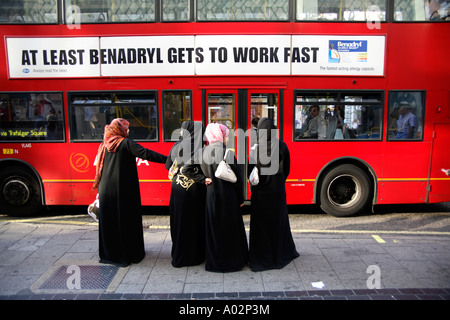Vier muslimische Frauen tragen Hijab-Shopping in der Oxford Street, London Stockfoto
