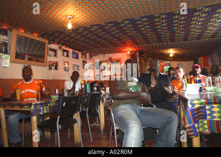 Côte d ' Ivoire Fans beobachten 2: 1-Niederlage gegen Holland, WM-Finale, Xperience afrikanisches Restaurant, London 2006 Stockfoto