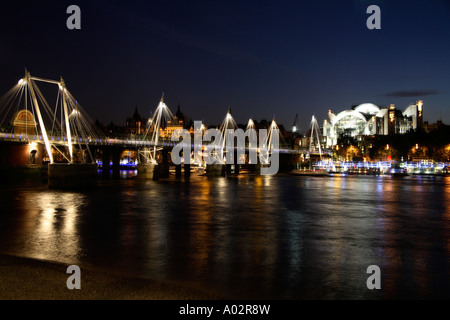 Blick in die Abenddämmerung auf die Golden Jubilee Bridges und den Bahnhof Charing Cross mit farbigen Lichtern auf der Themse, aufgenommen von South Bank, London Stockfoto