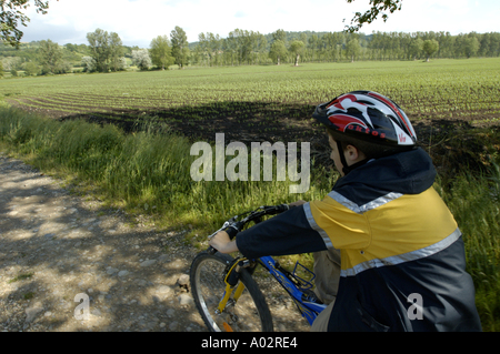 Ein Mountainbiker auf einer unbefestigten Straße Stockfoto