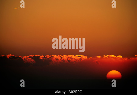 Frankreich-Provence von Canaille Kap einen bunten roten Himmel und die Korona der Sonne bei Sonnenuntergang Stockfoto