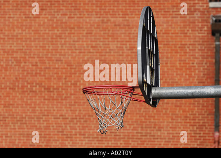 Spielplatz im freien Basketballkorb Rückwand Felge mit Netz Stockfoto