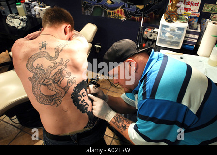 Mans back tattoos -Fotos und -Bildmaterial in hoher Auflösung – Alamy