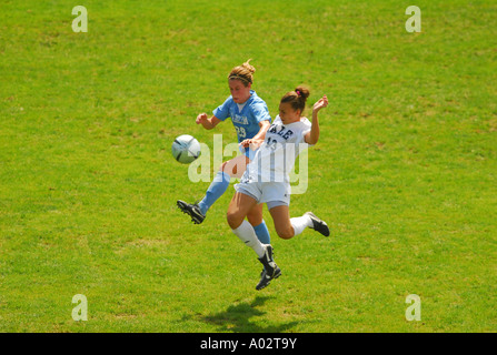 Zwei Frauen kämpfen um den Ball Stiftskirche Fußball Yale Vs North Carolina Stockfoto