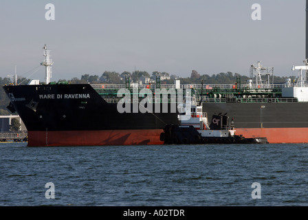 Ein Schlepper zieht einen Öltanker im Hafen von New Haven in Connecticut USA Stockfoto