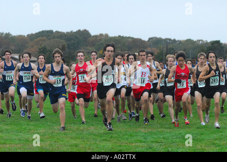 High School Cross Country Läufer nehmen Sie zu Beginn des Rennens Staatsmeisterschaft in Madison Connecticut, USA Stockfoto