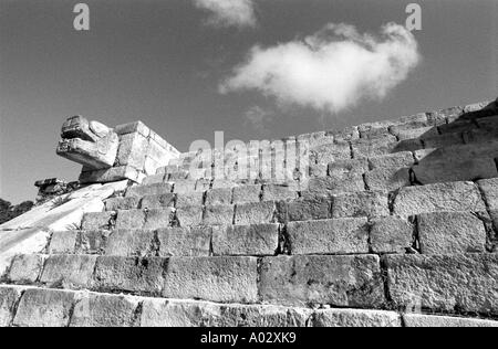 Mexiko-Yucatan-Zustand Chichen Itza der Tempel der Jaguare geformten Kopf einer Klapperschlange und Treppen Stockfoto