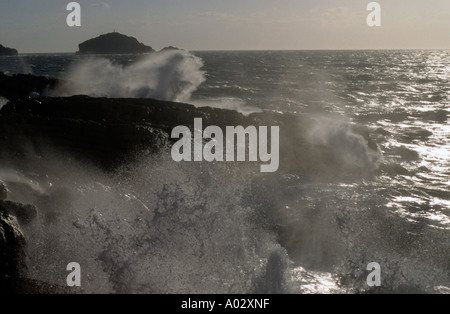 Heftigen Brandung gegen die Felsen der Pointe Rouge mit Blick auf Maire Insel im Hintergrund, Marseille, Frankreich. Stockfoto