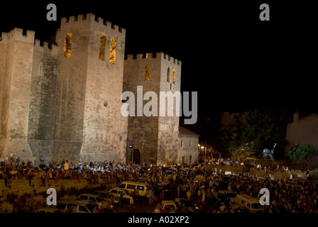 Massen außerhalb der Abtei von St. Victor am Nationalfeiertag, Marseille, Frankreich. Stockfoto