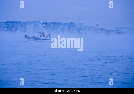 Frankreich Marseille Pointe Rouge geheimnisvolle Schiff im Nebel am Mittelmeer Stockfoto