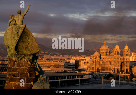 Kathedrale De La Major und Stadtbild gesehen von Pharo Hügel bei Sonnenuntergang, Marseille, Frankreich. Stockfoto