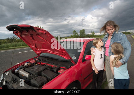 Familie mit einem aufgeschlüsselt Auto in einer Layby warten auf Hilfe Stockfoto