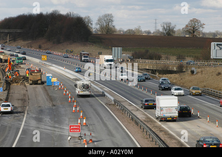 Verkehr durch einen gegenläufigen wegen Straßenbauarbeiten auf der uk-Autobahn fahren Stockfoto