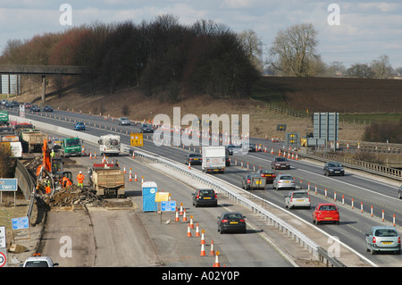 Verkehr durch einen gegenläufigen wegen Straßenbauarbeiten auf der uk-Autobahn fahren Stockfoto