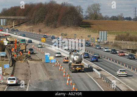 Verkehr durch einen gegenläufigen wegen Straßenbauarbeiten auf der uk-Autobahn fahren Stockfoto