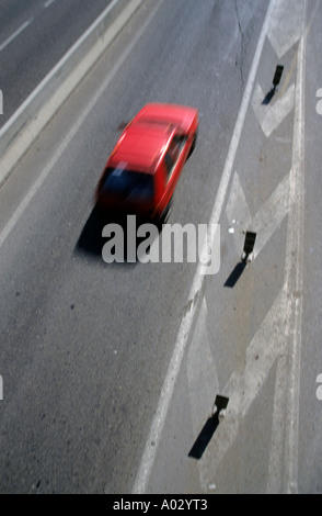 Rotes Auto fahren auf der Autobahn Stockfoto