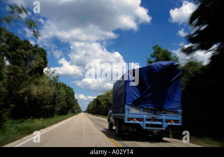 LKW-fahren auf der Autobahn Stockfoto