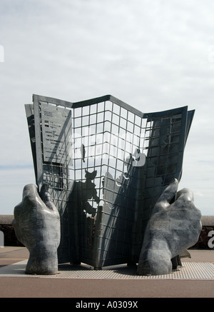 Eine Skulptur markiert den Beginn der South West Coast Path in Somerset, England Stockfoto