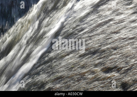 Unscharfe Wasser läuft von oben rechts nach unten links. Stockfoto