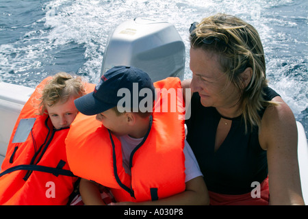 Mutter und Kinder tragen Schwimmwesten auf einem Boot während im Urlaub zusammen, La Ciotat, Provence, Frankreich. Stockfoto
