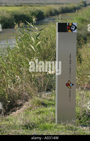 Natur Reservat Wegweiser im Parque Natural de Marjal de Pego-Oliva in der Costa Blanca, Spanien Stockfoto