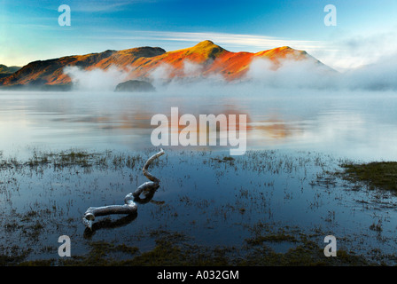 Gefrorene anmelden Derwentwater mit Blick auf Catbells Seenplatte Cumbria UK Stockfoto