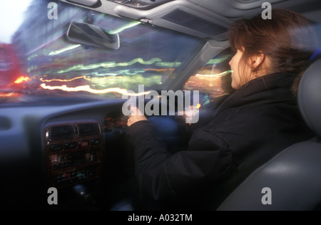 Autofahrerin in Stadt von London Vereinigtes Königreich Stockfoto