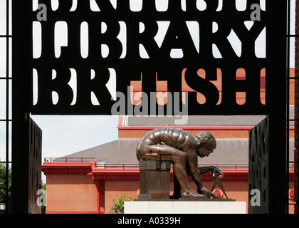 British Library mit Skulptur von Newton. Stockfoto