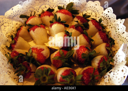 Erdbeeren in weißer Schokoladensauce getaucht Stockfoto