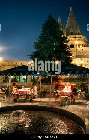 Budapest Ungarn, ungarische Cafe Restaurant Bar Terrasse männlichen Touristen auf Terrasse im "Hilton Hotel" in der Nähe von "Fishermens Bastion" Stockfoto