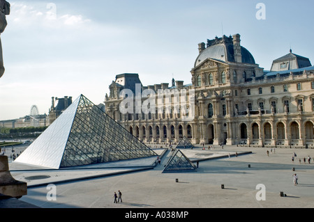 Paris Frankreich 'Art Museum' Außenansicht im Innenhof mit Pyramide entworfen von 'I.M Pei'- Architekt Louvre Museum, hohes Kunstmuseum Stockfoto
