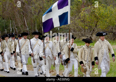 Französische Armee reenactors März zu dem Verzicht Zeremonie bei Yorktown Virginia 1781. Digitale Fotografie Stockfoto