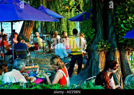 Paris Frankreich, Publikumsveranstaltungen „Paris Plages“ Französisch Essen im Freien Restaurant Terrasse am städtischen Strand im Stadtzentrum, Fluss seine plage Stockfoto