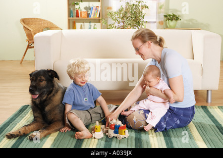 halbe Rasse Hund mit Frau und zwei Kindern Stockfoto