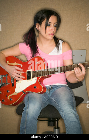 Frau und Gitarre Stockfoto