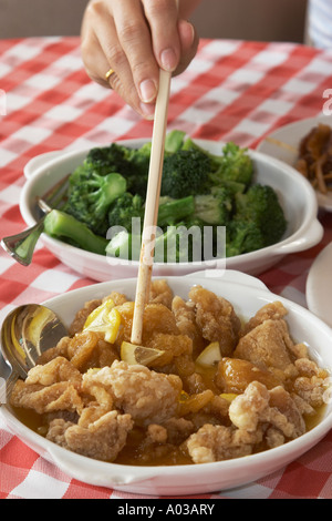 Chinesische Essen von Frau mit Stäbchen, Hong Kong Stockfoto