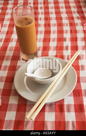 Ess-Stäbchen, Schüssel und Glas Tee, Lamma Island Stockfoto
