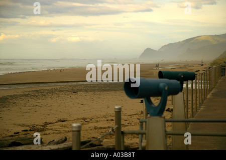 Schmierblutungen oder Bereiche für Touristen am Strand entlang der kalifornischen Küste mit nebligen Bergen und Himmel im Hintergrund zu beobachten. Stockfoto