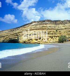 Kalkstein-Höhlen am Strand von Matala auf der griechischen Insel Kreta Stockfoto