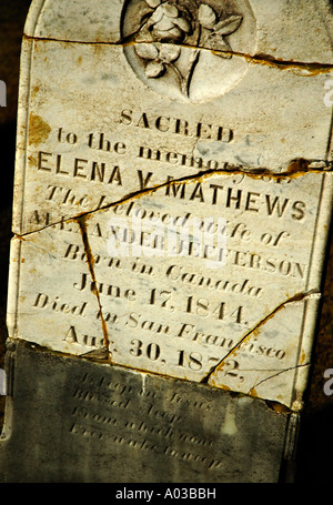 Eine rissige 19.Jahrhundert Grabstein auf einem abgelegenen Friedhof in Kalifornien. Stockfoto
