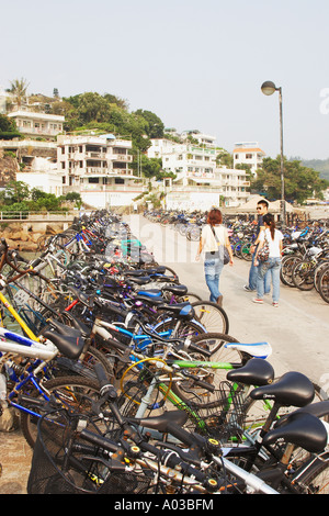 Menschen zu Fuß vorbei an Fahrräder geparkt am Pier, Lamma Island Stockfoto