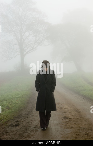 Atmosphärischen Nebel Szene einer Frau auf einem einsamen Land verloren Stockfoto