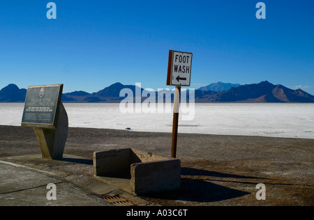 "Fuß waschen" Zeichen und informative Plakette auf den Bonneville Salt Flats in Utah Nordwesten. Stockfoto