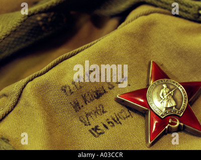 Roten Armee (Sowjet) lange Service-Medaille in Form eines roten Sterns, Verlegung auf einer Leinwand-Rucksack. Stockfoto