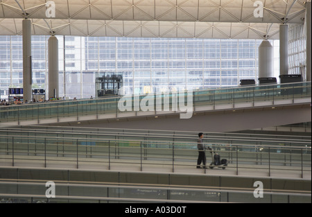 PKW, zu Fuß entlang der Rampe am Hong Kong International Airport Stockfoto