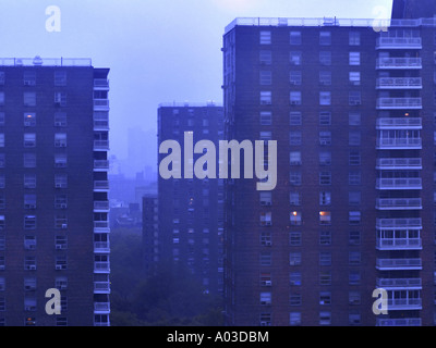 Wohnhochhäusern an einem nebligen, nebligen Abend auf der upper West Side von Manhattan in New York City. Stockfoto